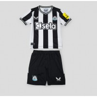 Camiseta Newcastle United Primera Equipación Replica 2023-24 para niños mangas cortas (+ Pantalones cortos)